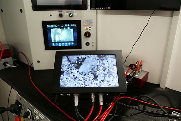 Auf dem Bildschirm ist der Boden in Nahaufnahme zu sehen