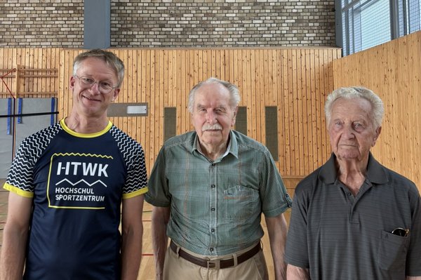 v. l.: Robert Schiffler, Horst Sahlmann (90), Hans Dachs (98, Leiter der "Brigade Kraft"; Foto: HTWK Leipzig) drei Herren in einer Sporthalle