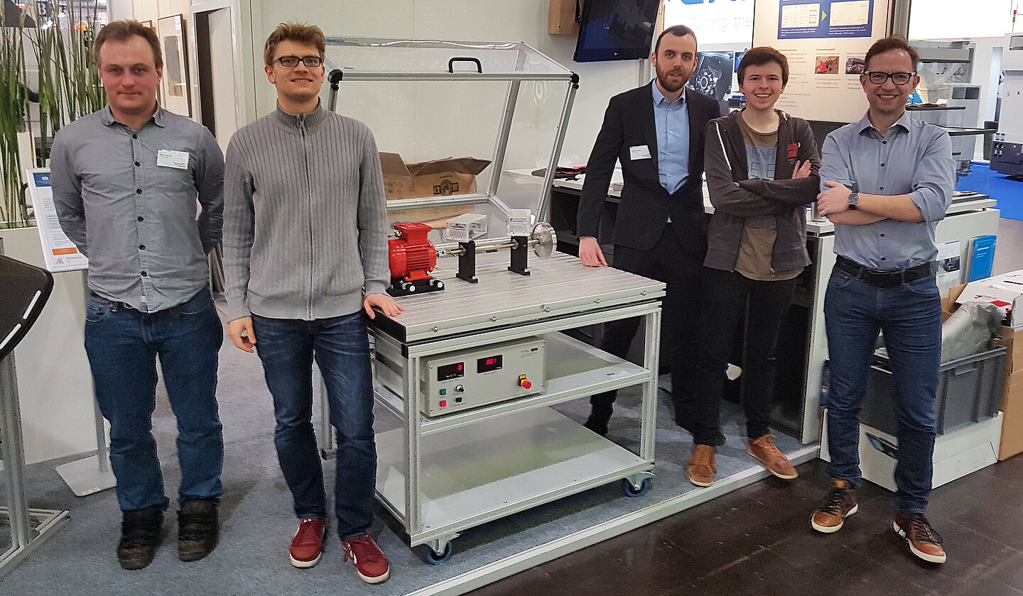 Das Forscherteam Industrielle Messtechnik der HTWK Leipzig stellte auf der Fachmesse einen weiterentwickelten Prototyp eines energieautarken drahtlosen Messsystems vor, das den Zustand von Antriebskomponenten anhand ihres Schwingungsmusters diagnostiziert.