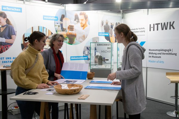 denkmal und MUTEC 2024 drei Frauen stehen an einem Tisch