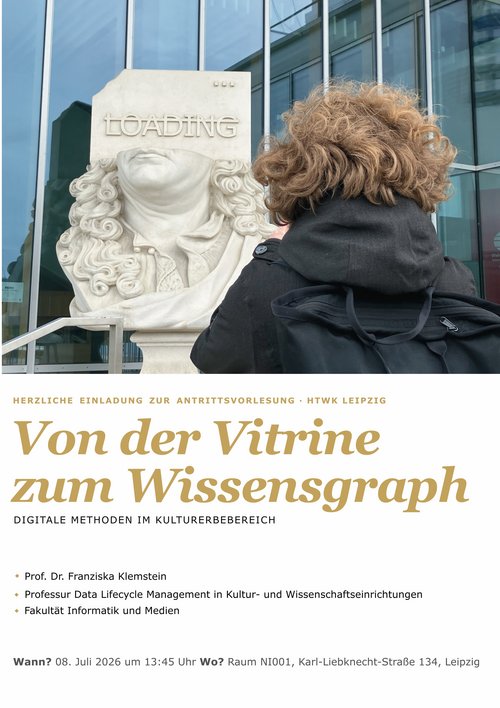 Franziska Klemstein blickt auf eine Skulptur, die die Büste einer Frau darstellt und deren obere Kopfhälfte von dem Wort "Loading" geziert ist.