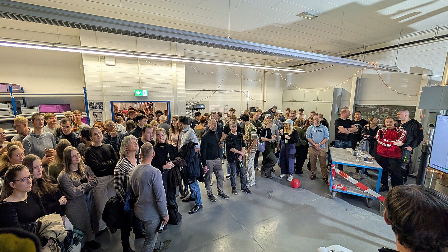 Studierende und Besucher beim Wettbewerb