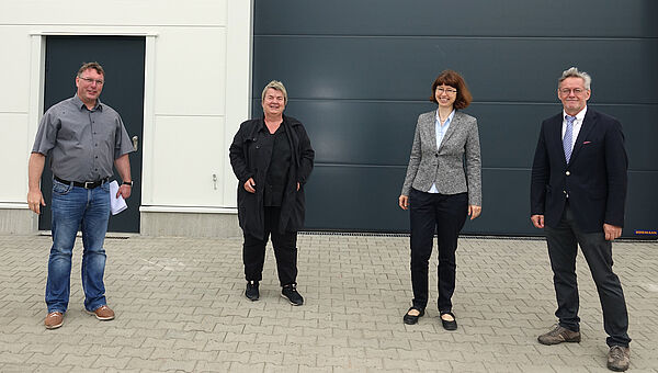 Einweihung der neuen Versuchshalle, v.l.n.r.: Dr.-Ing. Jörg Schmidt (Geschäftsführer der MFPA Leipzig GmbH), Heidi Schmidt (Sachgebietsleiterin SIB, Niederlassung Leipzig II), Birgit Uhlig (Dezernentin Technik, HTWK Leipzig), Prof. Dr.-Ing. Klaus Hols