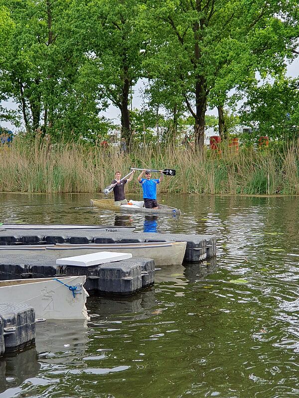zwei Personen im Kanu auf dem Wasser