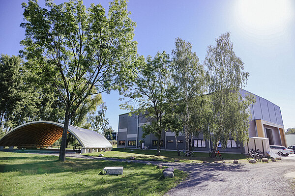 Blick über den Campus: Zollingerdach und HolzBauForschungsZentrum