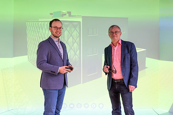 Tom Radisch und Prof. Ulrich Möller stehen in der Cave der HTWK Leipzig, einem 360-Grad-Projektionsraum
