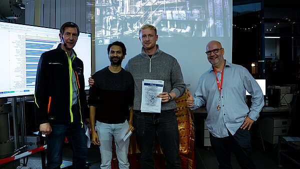 Platz 2 ging an Till Engel und Bhawuk Garg Zweitplatzierten mit Urkunde