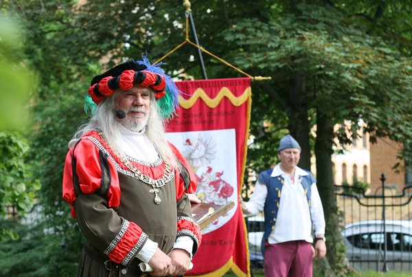 Gautschmeister im historischen Gewand