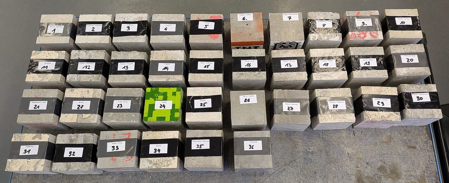 36 Betonwürfel liegen bereit zur Prüfung