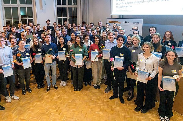 Förderer, Stipendiatinnen und Stipendiaten des Deutschlandstipendiums 2025/26. (Foto: Swen Reichhold/HTWK Leipzig) eine große Gruppe von Menschen in einem Hörsaal steht im Halbkreis