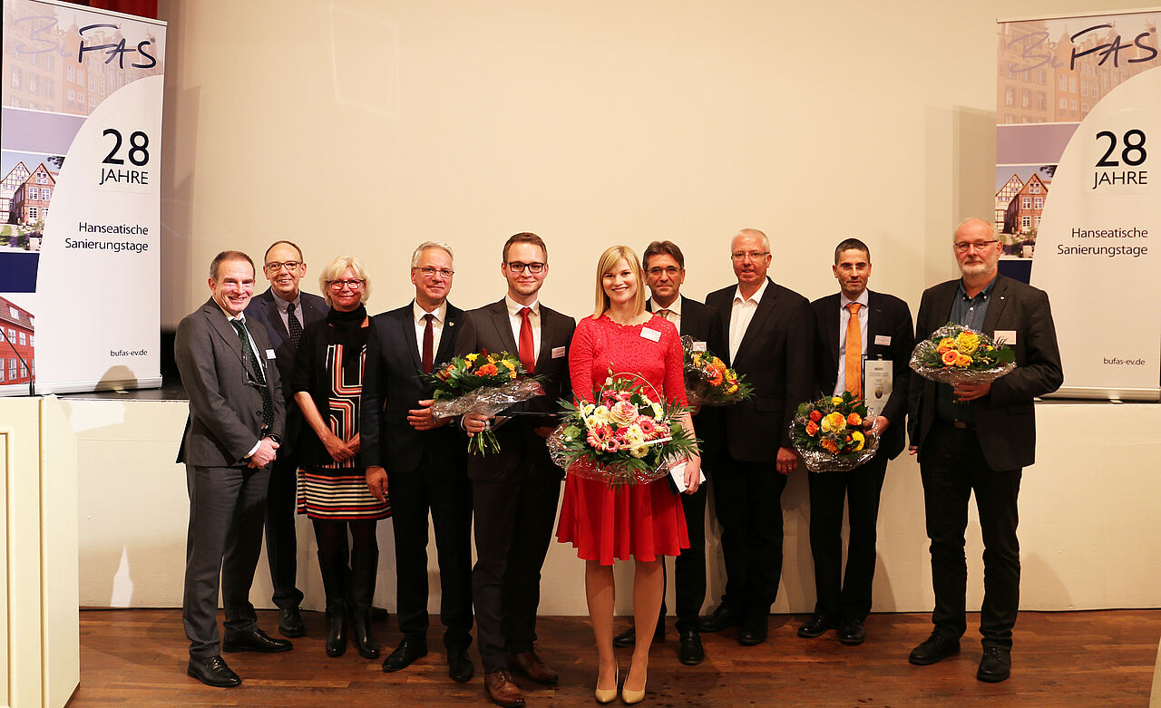 Gruppenbild aller Preisträgerin, darunter Professor Slowik und Absolventin Magdalena Remde von der HTWK Leipzig