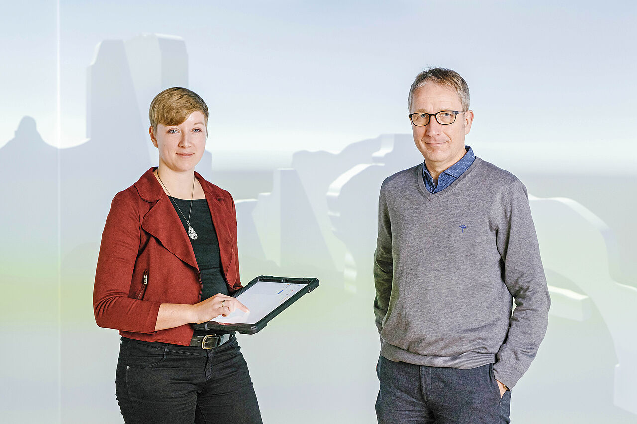 Ilka Viehmann und Prof. Ulrich Weferling in der Cave vor der 360-Grad-Projektion der Villa Sette Bassi