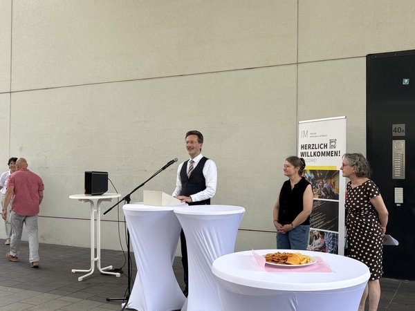 Der Rektor der HTWK begrüßt die Gäste zur Eröffnung der Ausstellungsreihe der Museologie vor der HTWK-Bibliothek. 