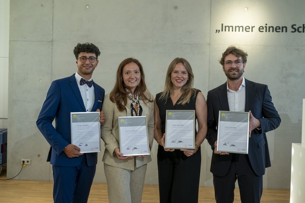 Erhielten in diesem Jahr Schöck-Bau-Innovationspreise (v. l. n. r.): Rami Hoßbach (HTWK Leipzig), Isabel Maiworm, Isabelle Beckers, Robin Karutz (alle drei RWTH Aachen; Foto: Schöck-Stiftung) vier Personen mit Urkunden lächeln in Kamera