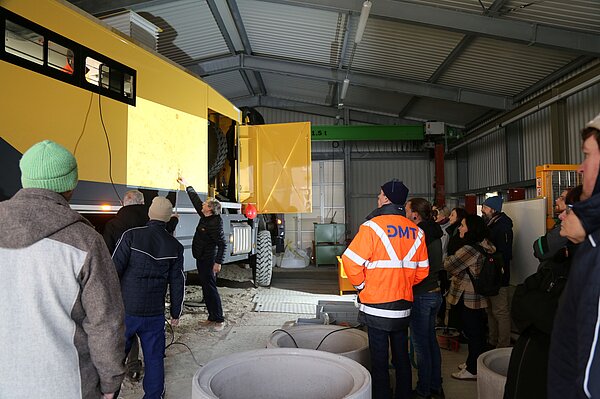 DemoDay Drucksondierung Aufnahmen von der Sonde werden an den LKW projoziert