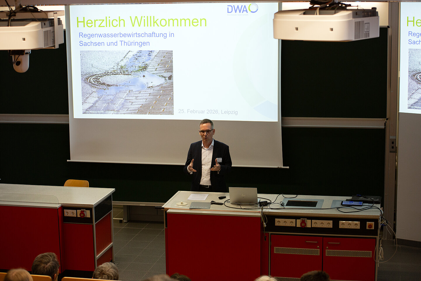 Vortrag Dr. Meyer Mann hält Vortrag in Hörsaal