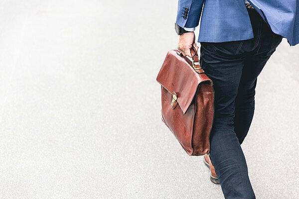 Arbeitskraft Mann trägt Tasche