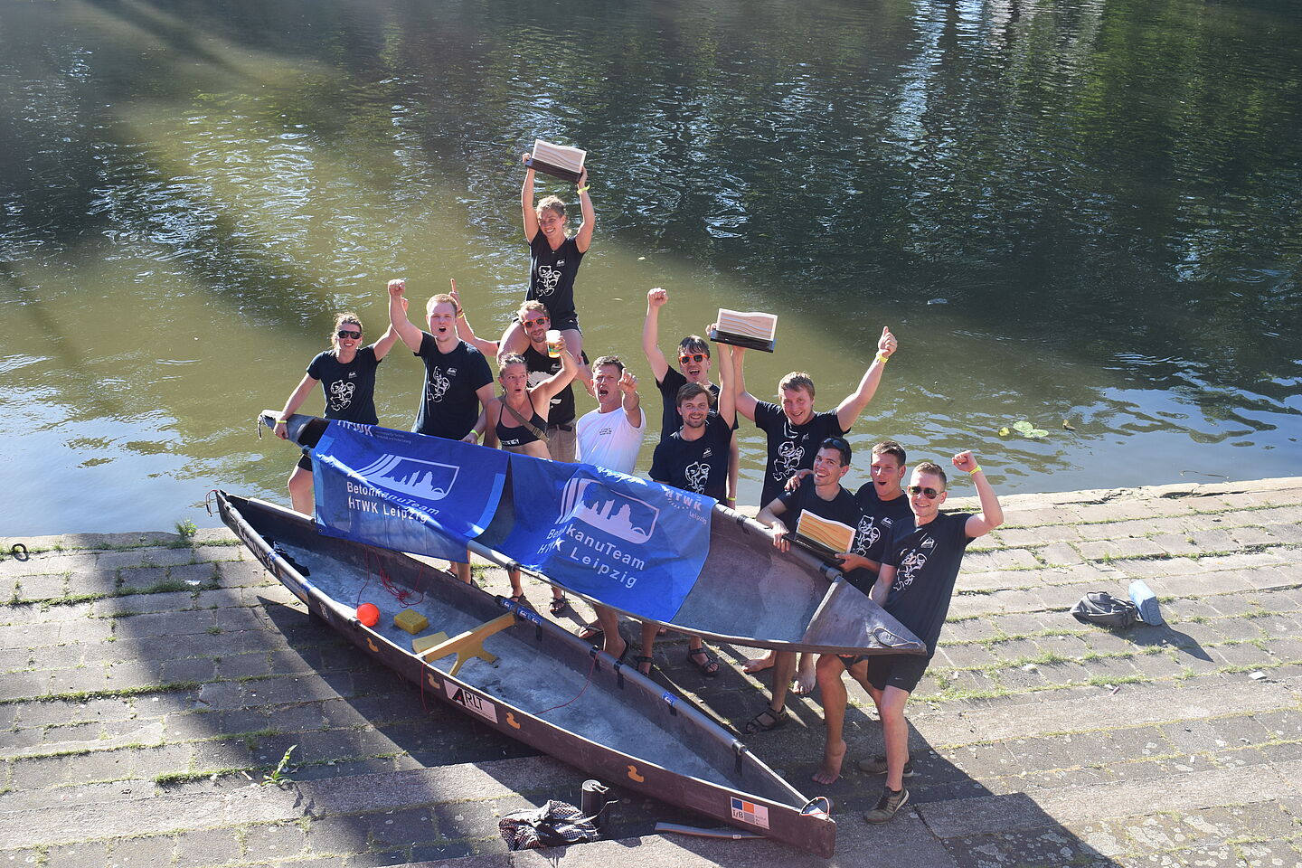 Das erfolgreiche BetonkanuTeam der HTWK Leipzig bei der Regatta in Heilbronn. (Foto: BetonkanuTeam HTWK Leipzig)