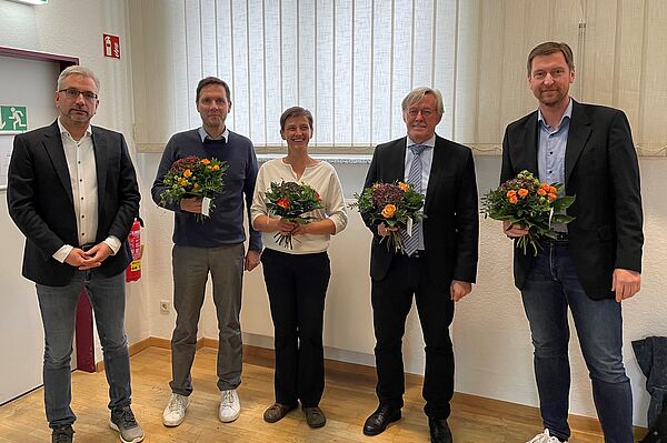 Vier neue Amtsträger mit Blumenstrauß