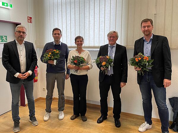 Vier neue Amtsträger mit Blumenstrauß