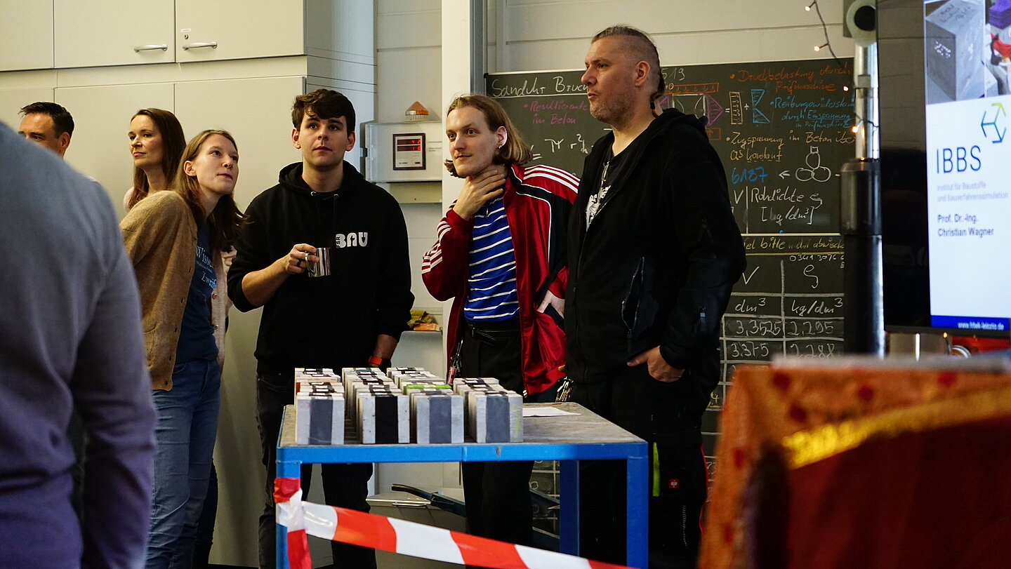 Mitarbeiter der Fakultät Bauwesen und Studierende aus dem Fachschaftsrat