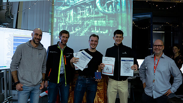 Platz 1: Edward Plankl und Johannes Kehn Erstplatzierten mit Urkunde