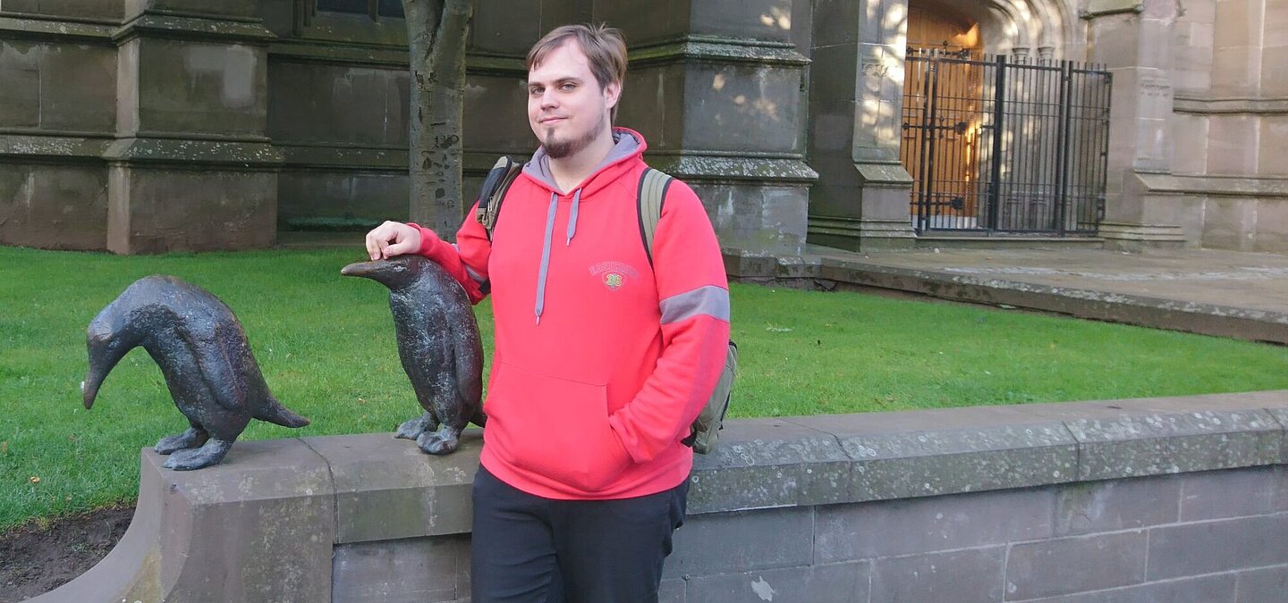 Aron Schaub mit Pinguin-Skulpturen vor einer Kirche (Foto: privat) Aron Schaub mit Pinguin-Skulpturen vor einer Kirche