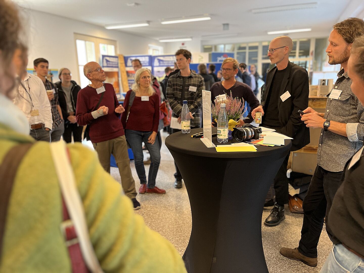 Bei der Tagung ging es vor allem um den fachlichen Austausch. Menschen rund um Stehtisch, reden miteinander