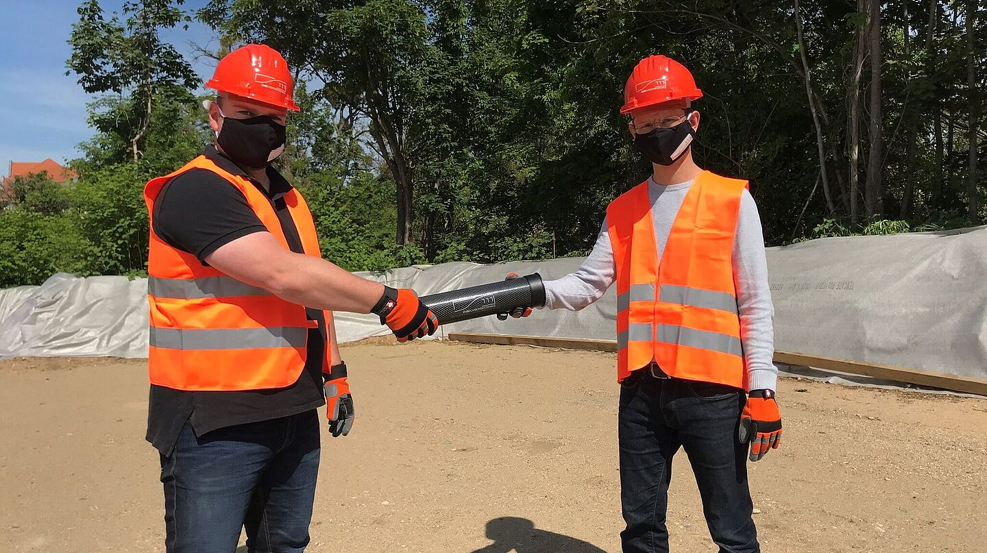 Grundsteinlegung CUBE Matthias Tietze und Michael Frenzel bei der Grundsteinlegung. Beide berühren symbolisch die Zeitkapsel aus Carbon.