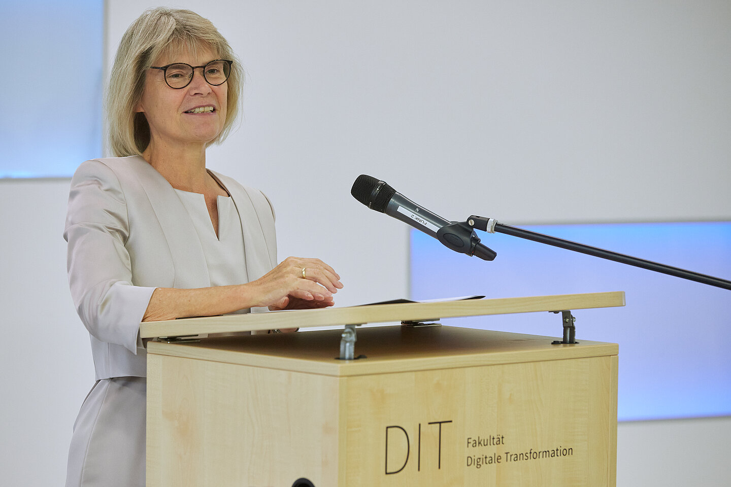 Prof.in Barbara Mikus Prof.in Barbara Mikus hält Grußwort am Rednerpult