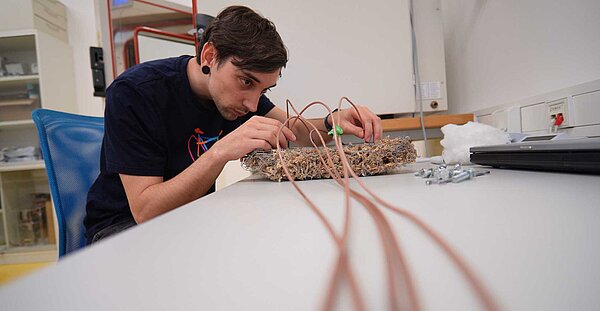 Ein Mann vermisst ein Torfmoos