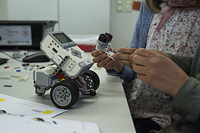 Während der Ferienhochschule wird im Projekt Roberta - der Lego Roboter als Bausatz von Schülerinnen und Schülern gebaut & programmiert 