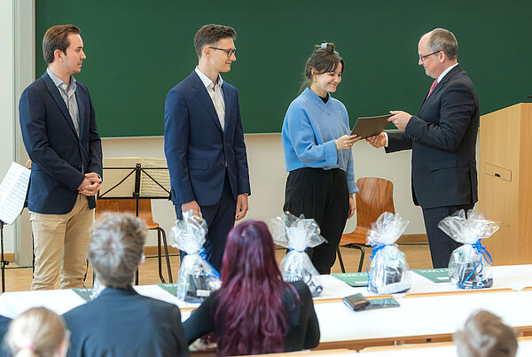 Rektor Prof. Dr. Mietzner übergibt den Preis an Preisträgerin Michelle Berger. (Foto: Swen Reichhold/HTWK Leipzig)