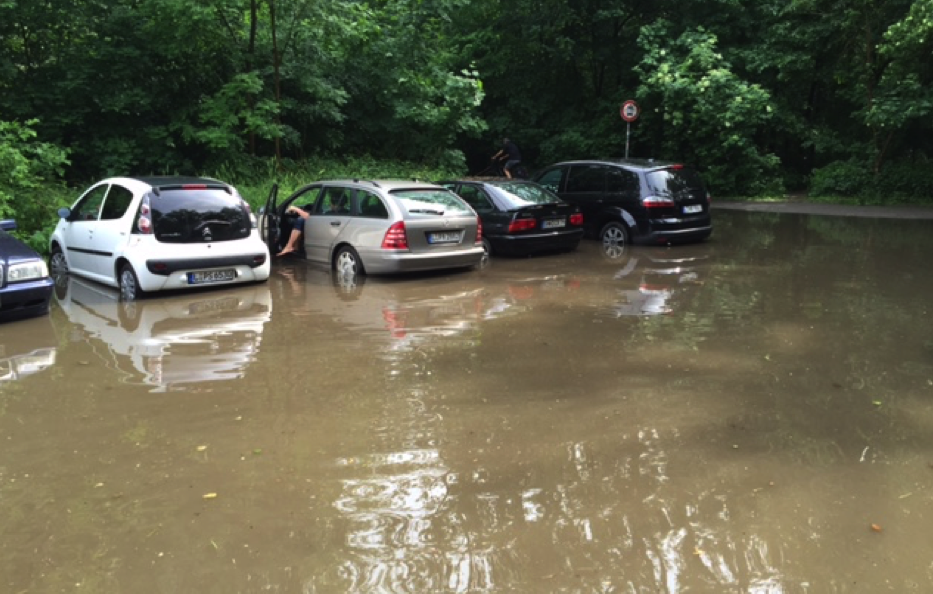 Ein überfluteter Parkplatz