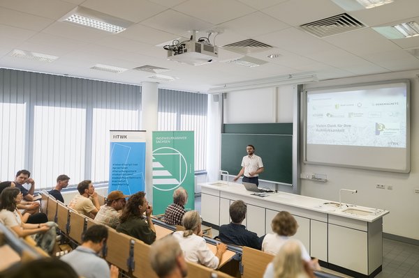 Prof. Dr.-Ing. Björn Höhlig moderierte die Tagung. (Foto: Lucie Wagner/HTWK Leipzig)