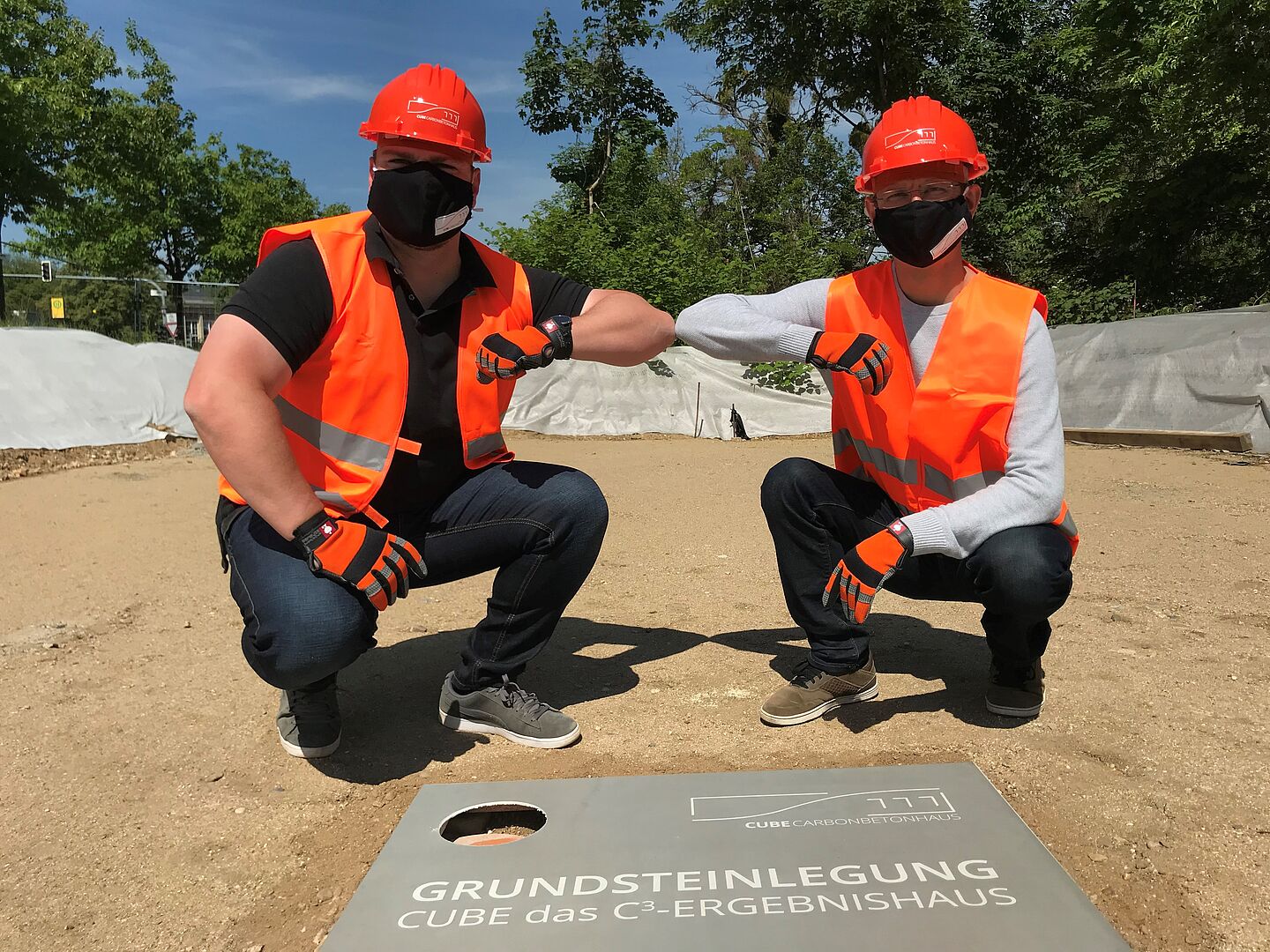 Grundsteinlegung CUBE Matthias Tietze und Michael Frenzel bei der Grundsteinlegung. Anstatt dem symbolischen Händeschütteln berühren sich ihre Ellenbogen.