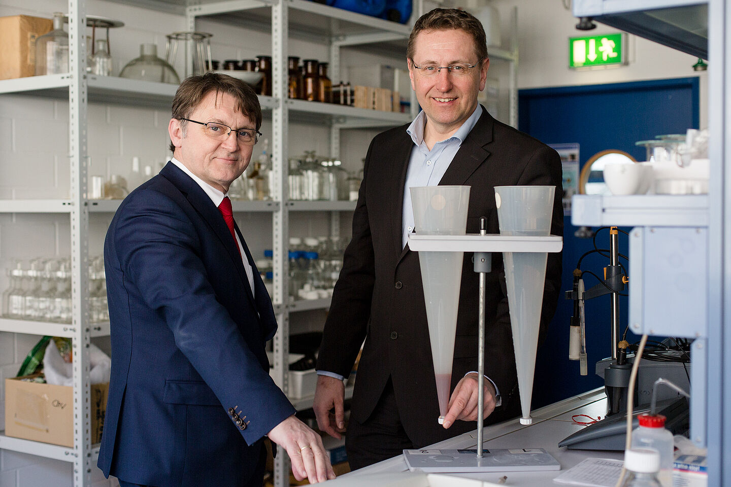 Prof. Hubertus Milke und Tilo Sahlbach im Wasseranalyselabor CCL Versorgungsinfrastruktur