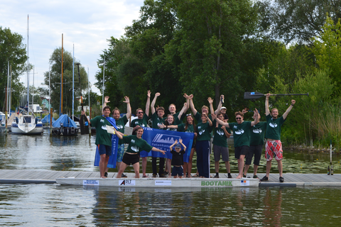 Das BetonkanuTeam HTWK Leipzig nach der erfolgreichen Regatta in Brandenburg (Bildrechte: BetonkanuTeam)