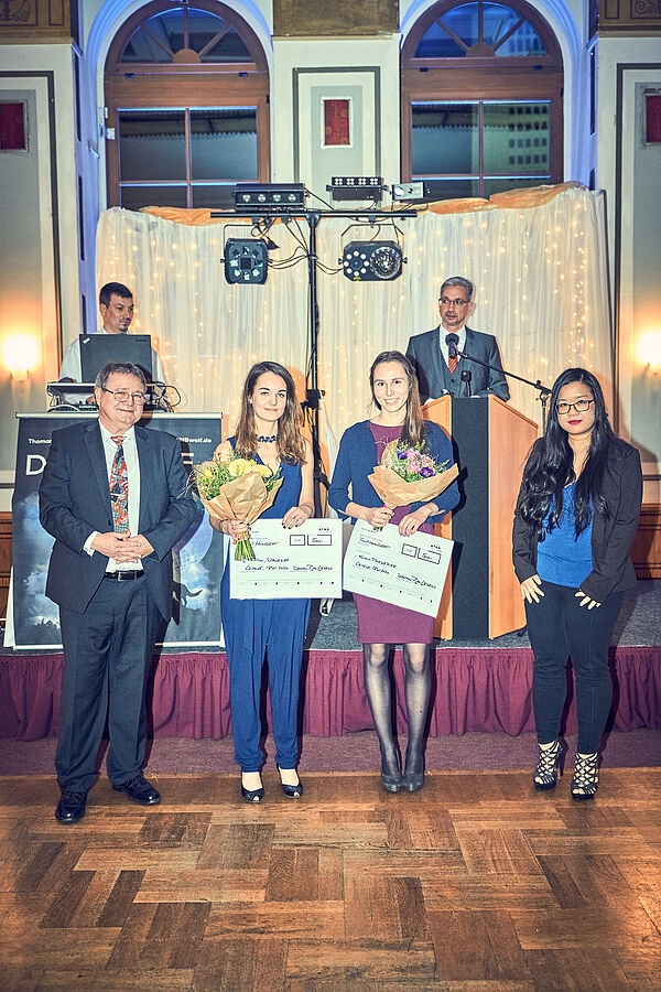 Die Besten: Absolventinnen Friederike Kühn und Vanessa Martini (beide Mitte) mit Dekan, Prof. Dr.-Ing. Falk Nerger und Frau Nguyen Thi; im Hintergrund Studiendekan Prof. Dr.-Ing. Lutz Nietner. 