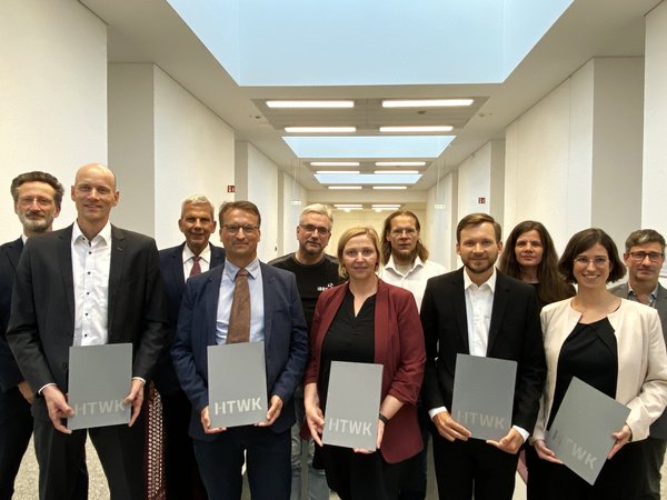Berufungen_Rektor_Oktober_2026 Gruppe von Menschen steht in einem Flur